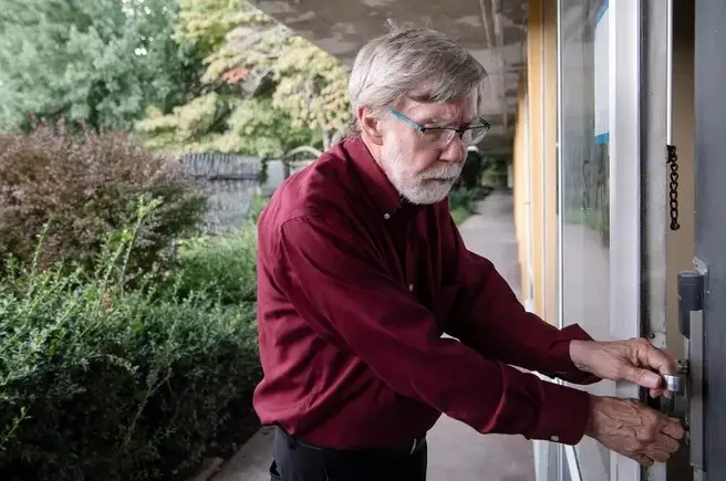 Olderman locking door